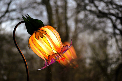 Lampada da tavolo fiore arancio e viola su stelo di metallo ottonato, arte luminosa - Fiorediluce