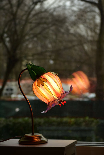 Lampada da tavolo fiore arancio e viola su stelo di metallo ottonato, arte luminosa - Fiorediluce