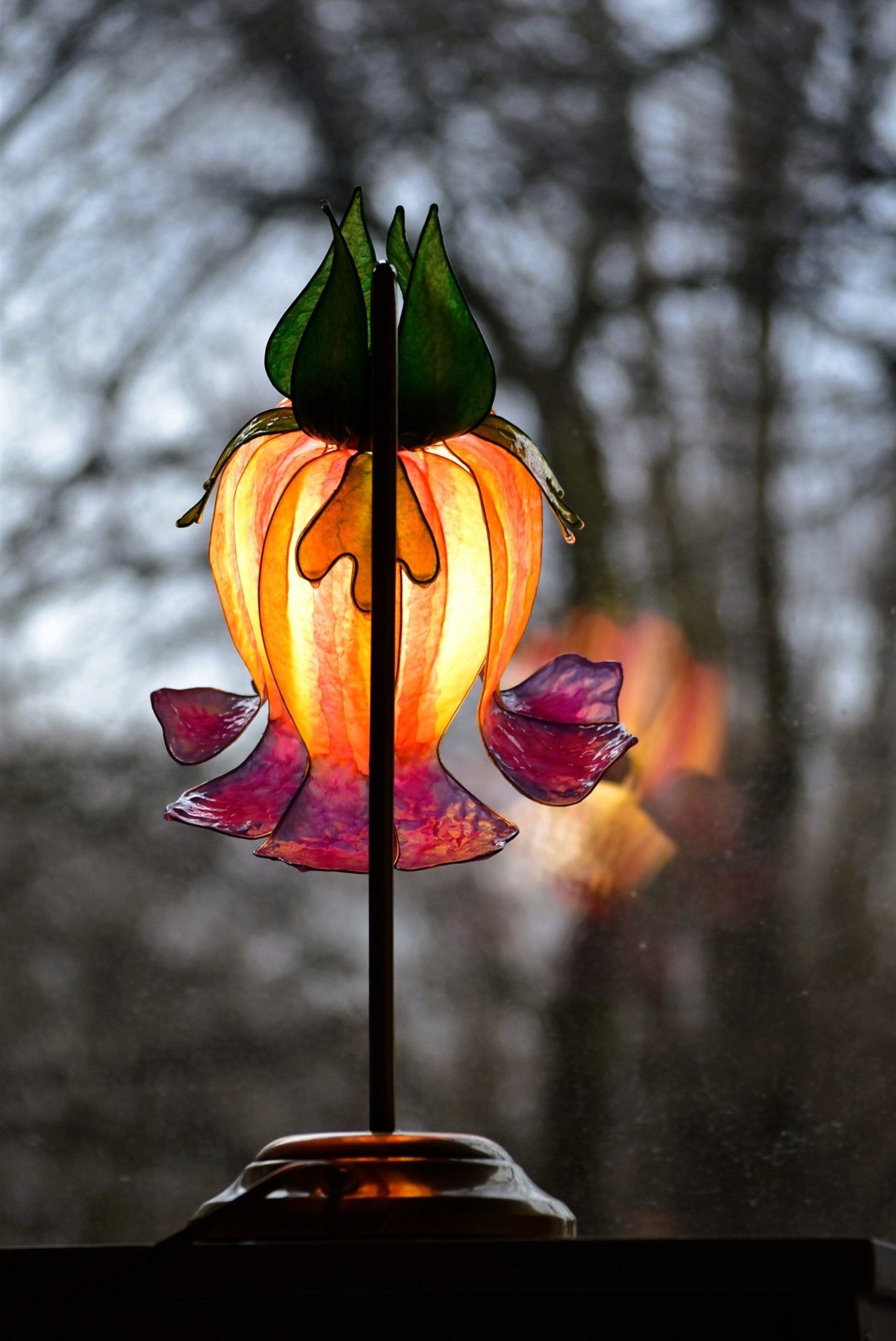 Lampada da tavolo fiore arancio e viola su stelo di metallo ottonato, arte luminosa - Fiorediluce