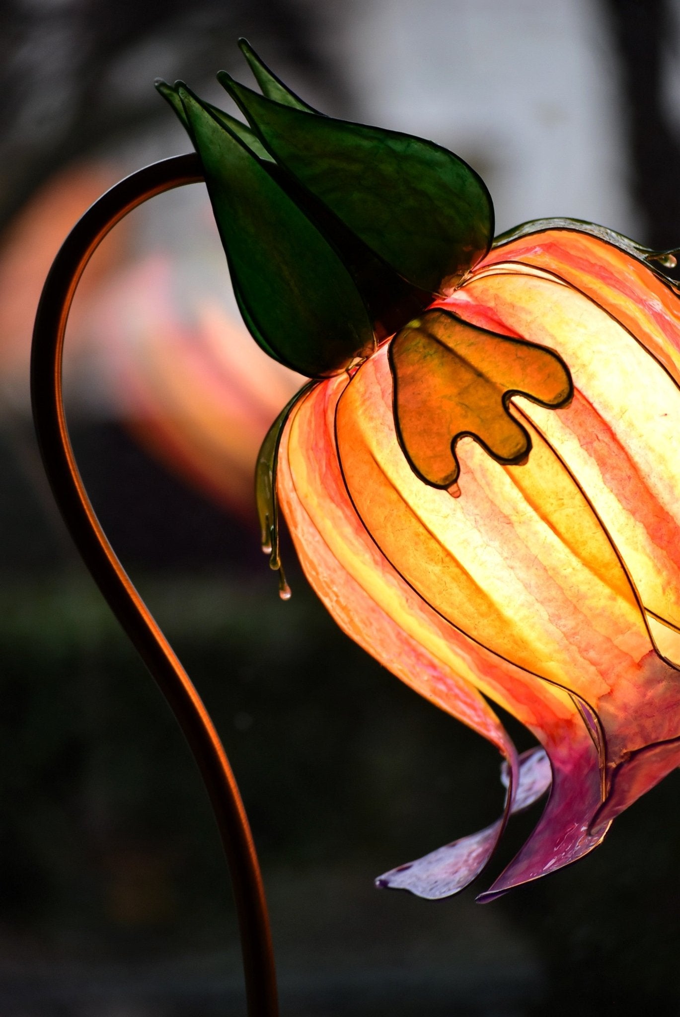 Lampada da tavolo fiore arancio e viola su stelo di metallo ottonato, arte luminosa - Fiorediluce