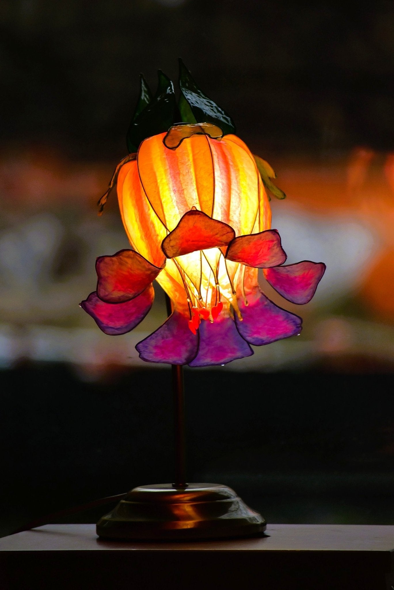 Lampada da tavolo fiore arancio e viola su stelo di metallo ottonato, arte luminosa - Fiorediluce