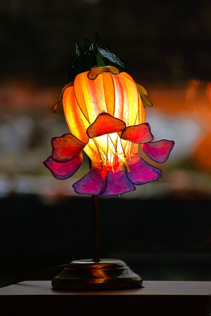 Lampada da tavolo fiore arancio e viola su stelo di metallo ottonato, arte luminosa - Fiorediluce