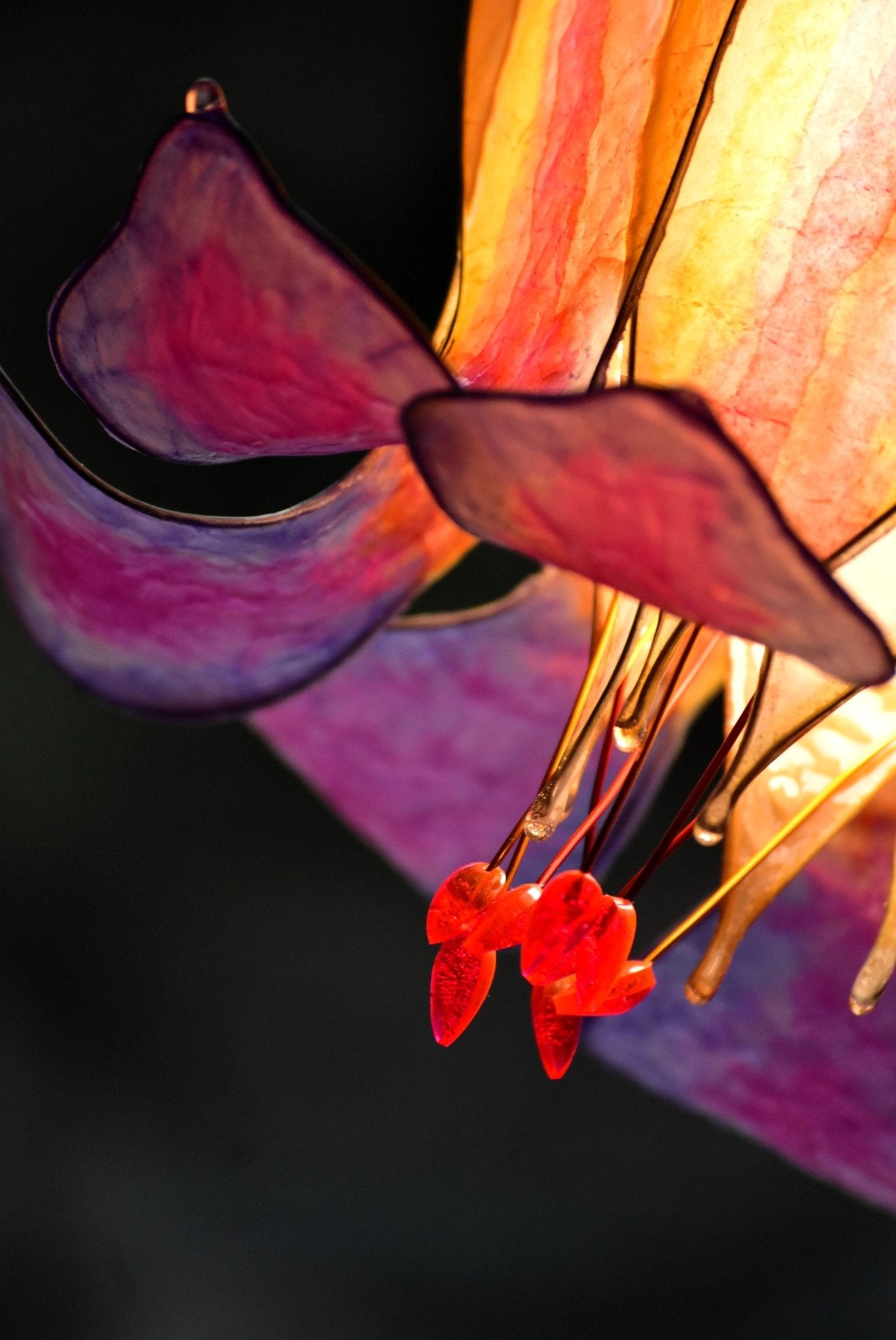 Lampada da tavolo fiore arancio e viola su stelo di metallo ottonato, arte luminosa - Fiorediluce