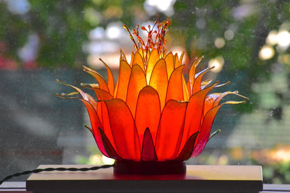 Lampada da tavolo fiore di loto arancione e rosa in resina - Fiorediluce
