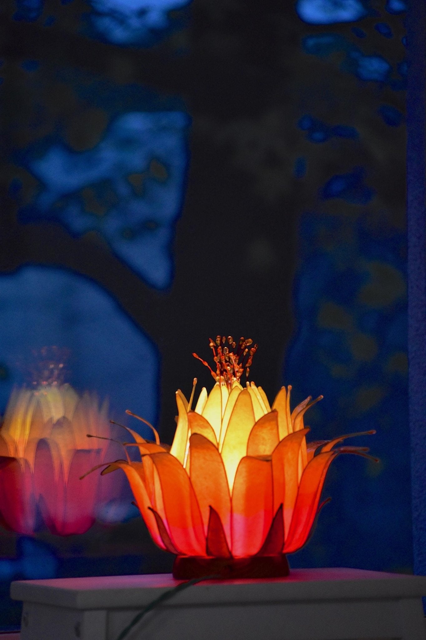 Lampada da tavolo fiore di loto arancione e rosa in resina - Fiorediluce