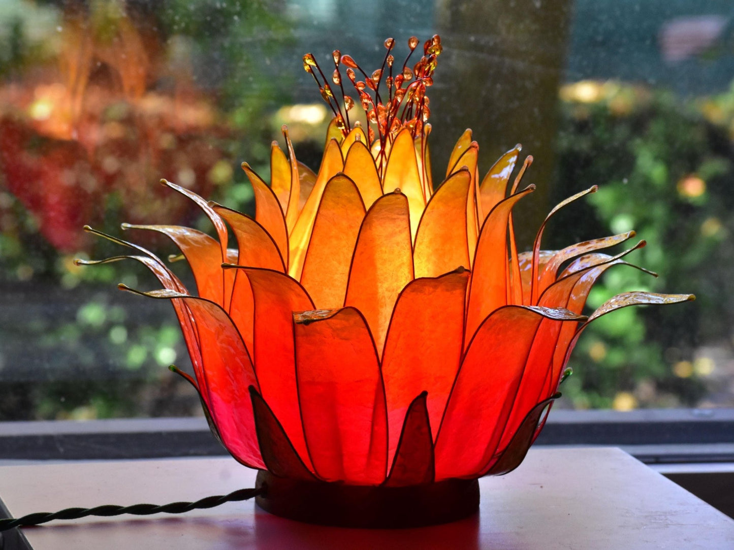 Lampada da tavolo fiore di loto arancione e rosa in resina - Fiorediluce