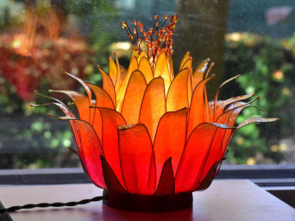 Lampada da tavolo fiore di loto arancione e rosa in resina - Fiorediluce