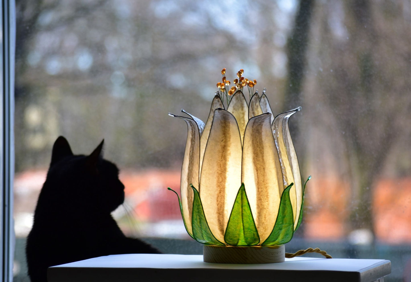 lampada da tavolo fiore di loto beige fatta e dipinta a mano - Fiorediluce