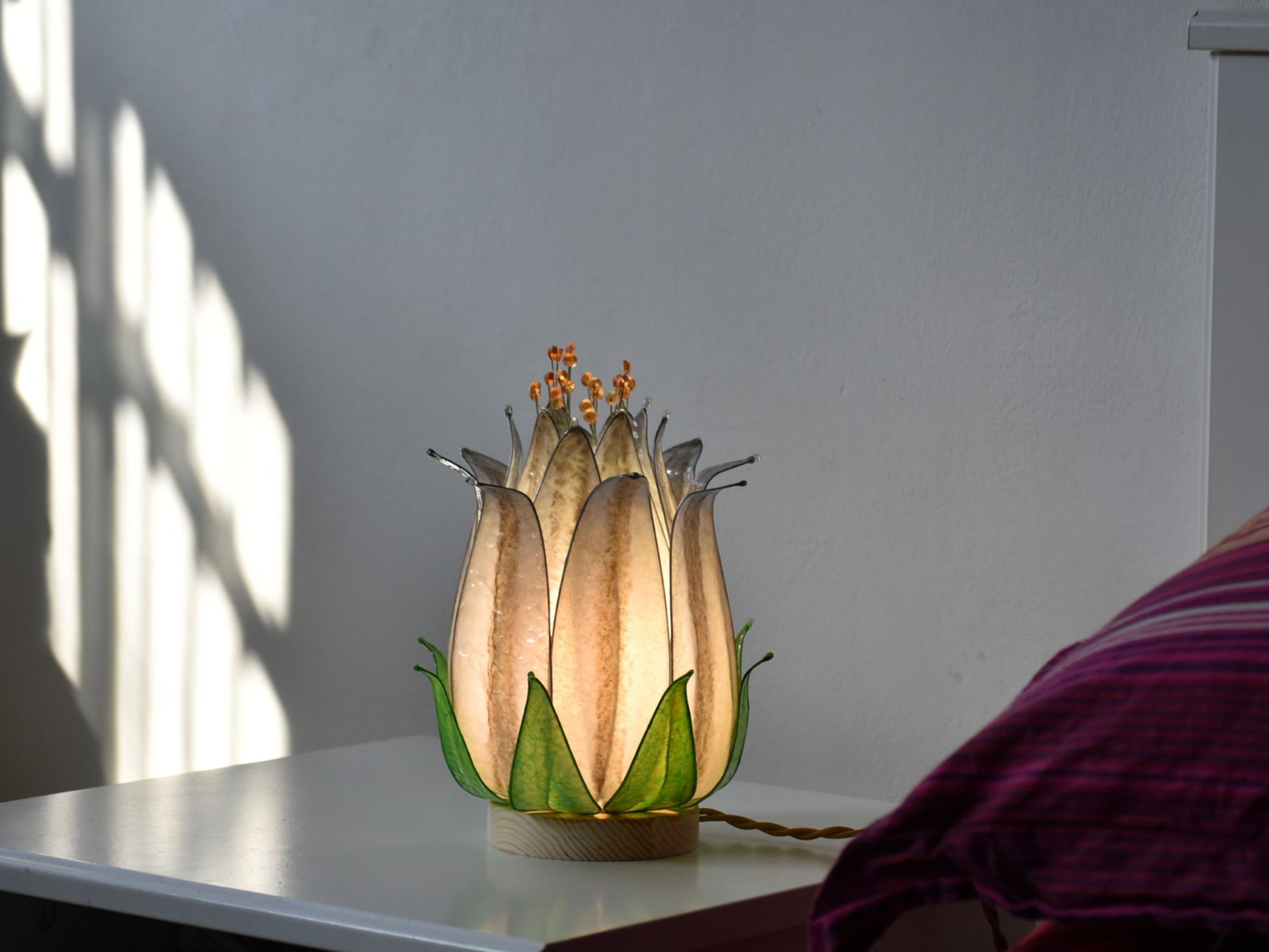 lampada da tavolo fiore di loto beige fatta e dipinta a mano - Fiorediluce