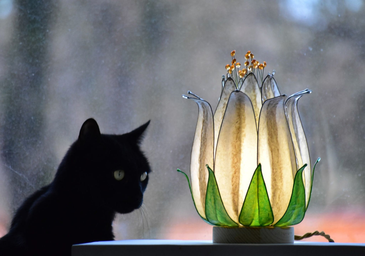 lampada da tavolo fiore di loto beige fatta e dipinta a mano - Fiorediluce