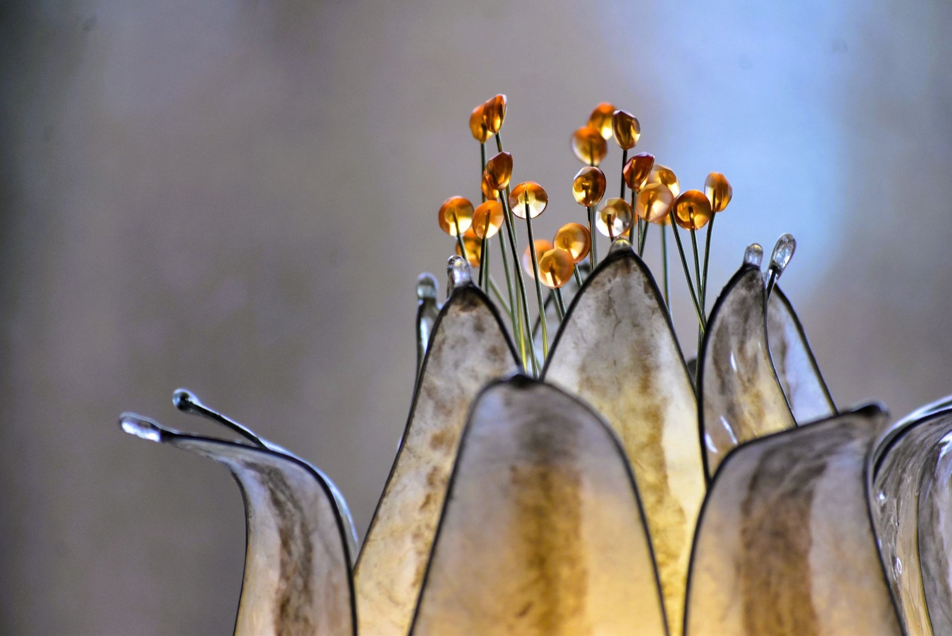lampada da tavolo fiore di loto beige fatta e dipinta a mano - Fiorediluce