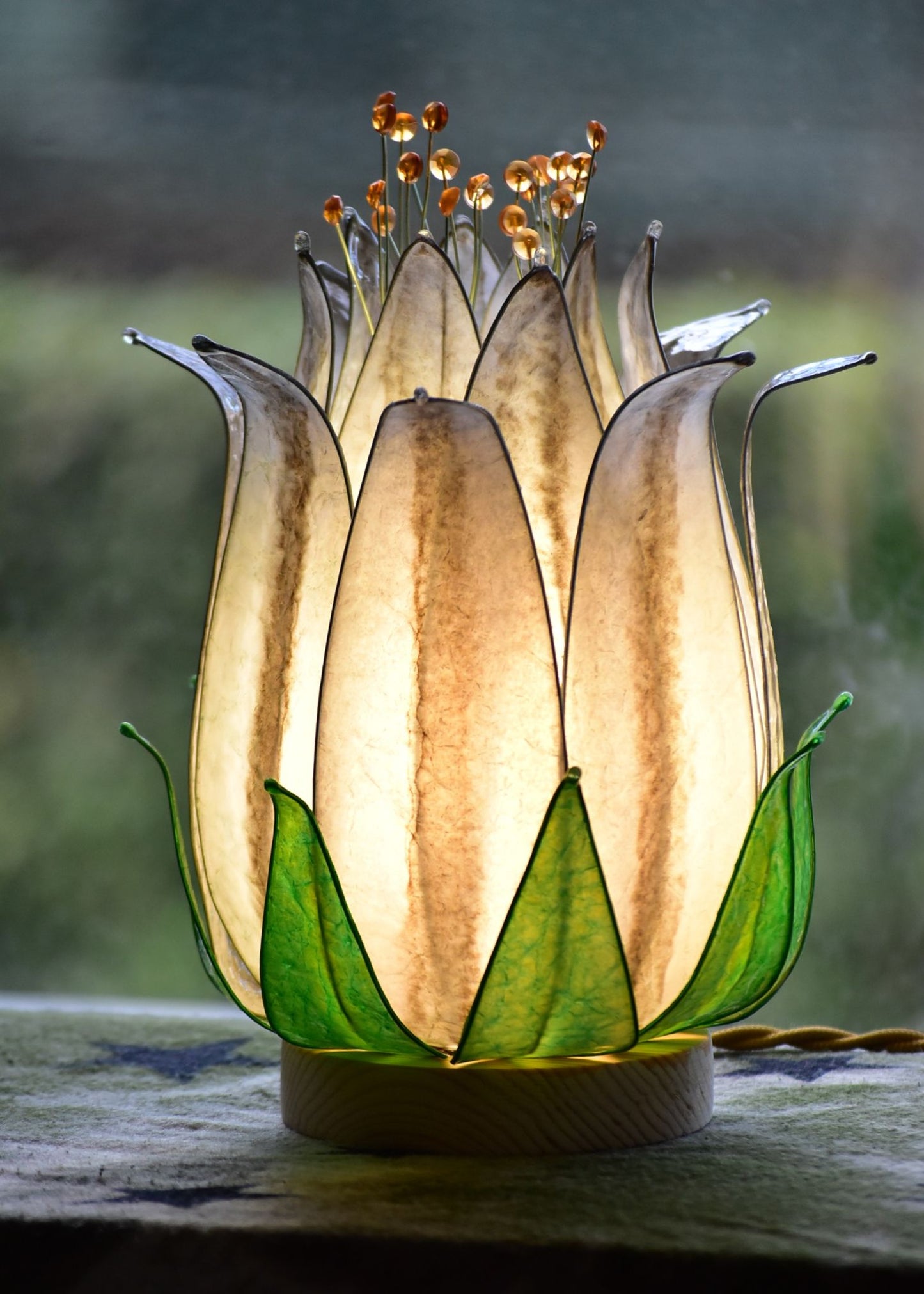 lampada da tavolo fiore di loto beige fatta e dipinta a mano - Fiorediluce