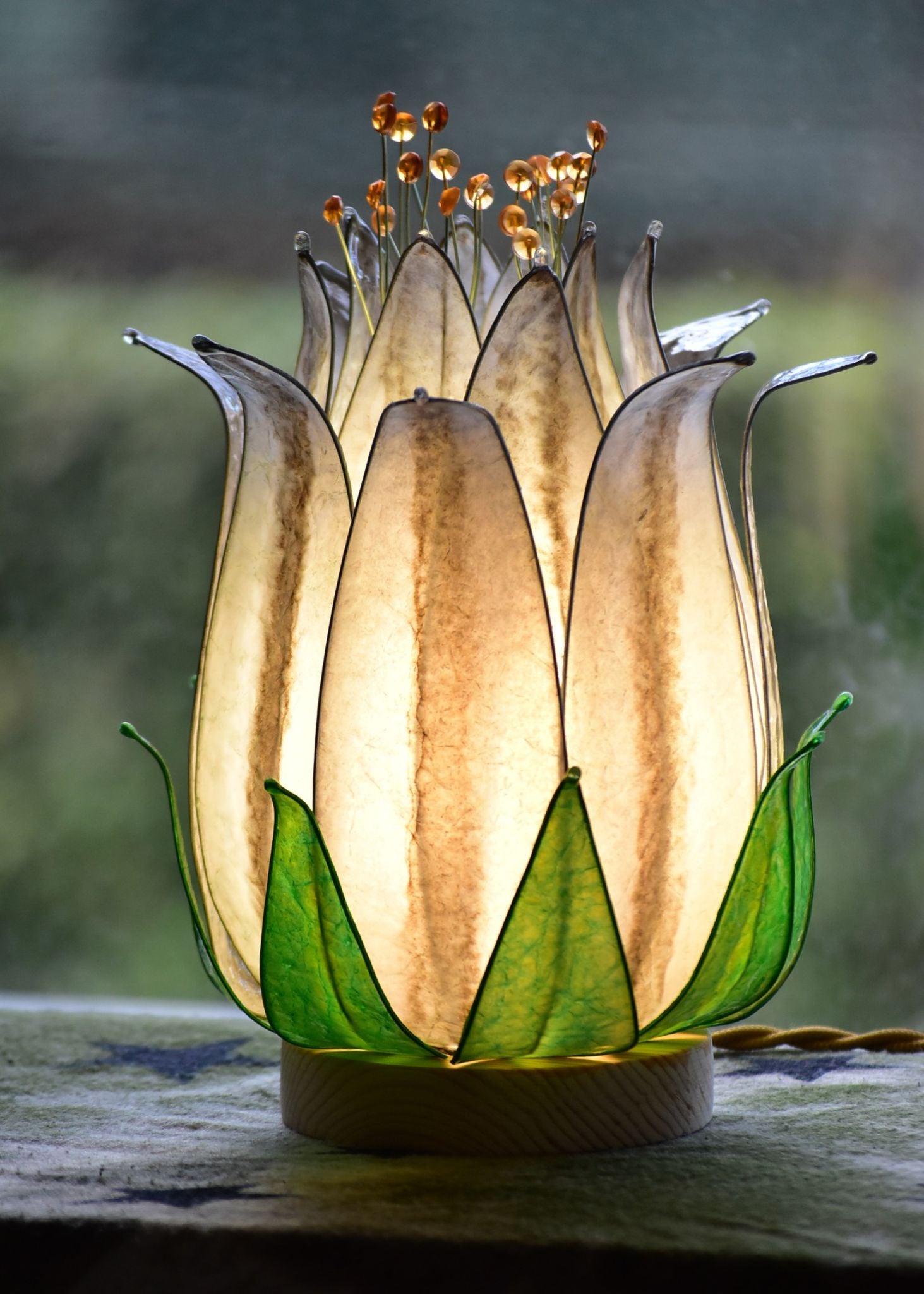 lampada da tavolo fiore di loto beige fatta e dipinta a mano - Fiorediluce