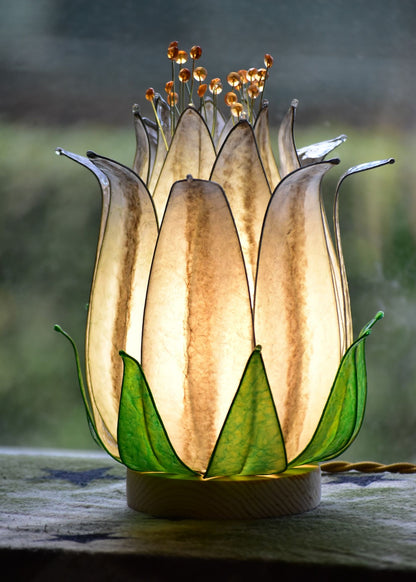 lampada da tavolo fiore di loto beige fatta e dipinta a mano - Fiorediluce