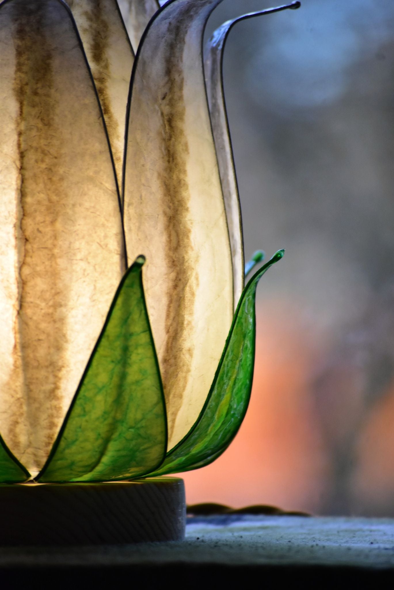 lampada da tavolo fiore di loto beige fatta e dipinta a mano - Fiorediluce