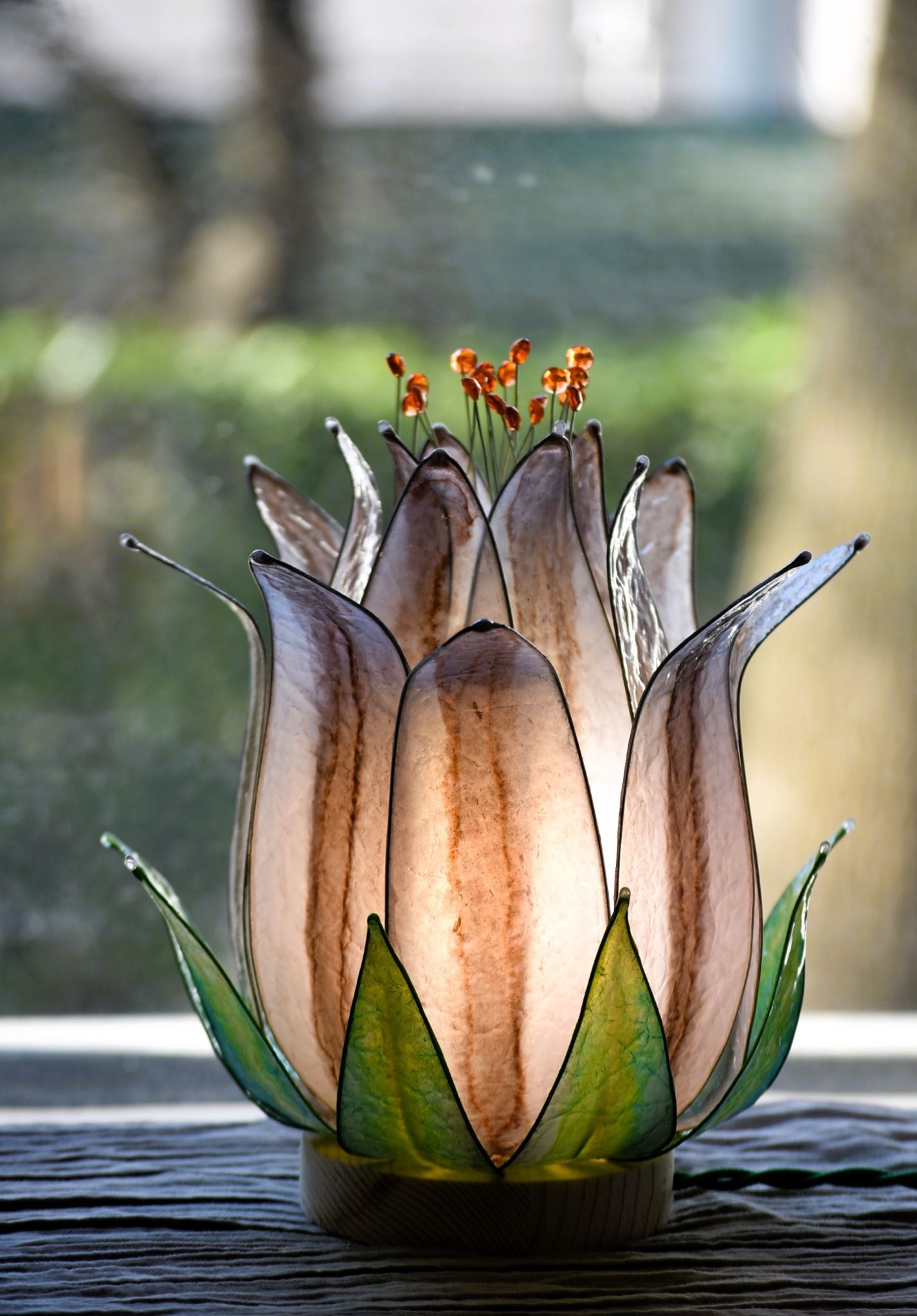 lampada da tavolo fiore di loto beige fatta e dipinta a mano - Fiorediluce