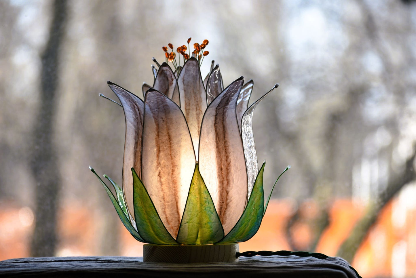 lampada da tavolo fiore di loto beige fatta e dipinta a mano - Fiorediluce