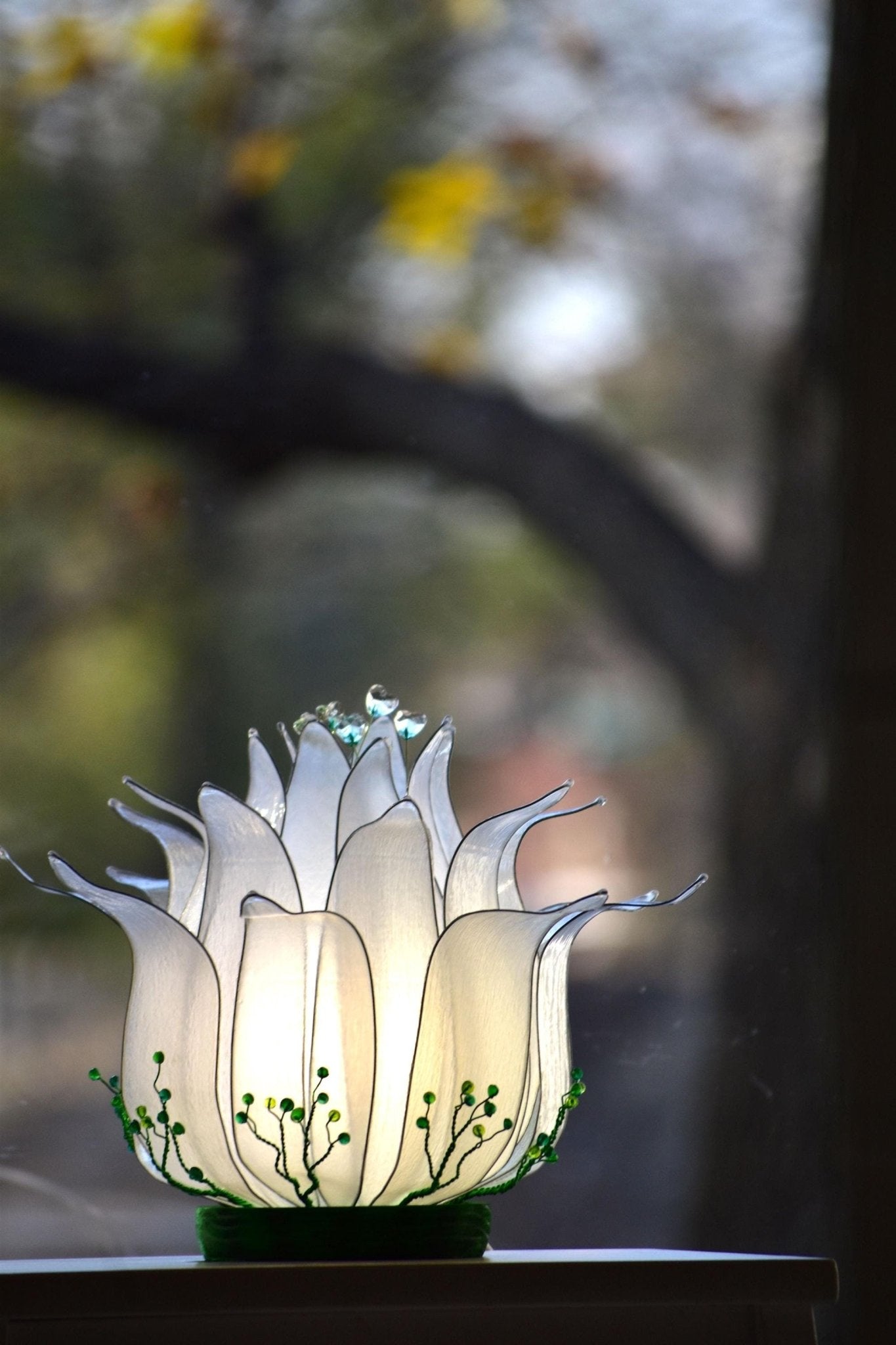 lampada da tavolo a forma di fiore di loto bianco fatta a mano - Fiorediluce