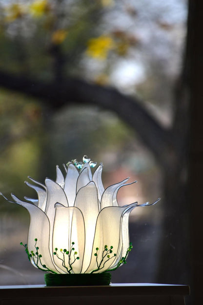lampada da tavolo a forma di fiore di loto bianco fatta a mano - Fiorediluce