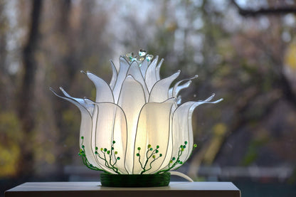 lampada da tavolo a forma di fiore di loto bianco fatta a mano - Fiorediluce
