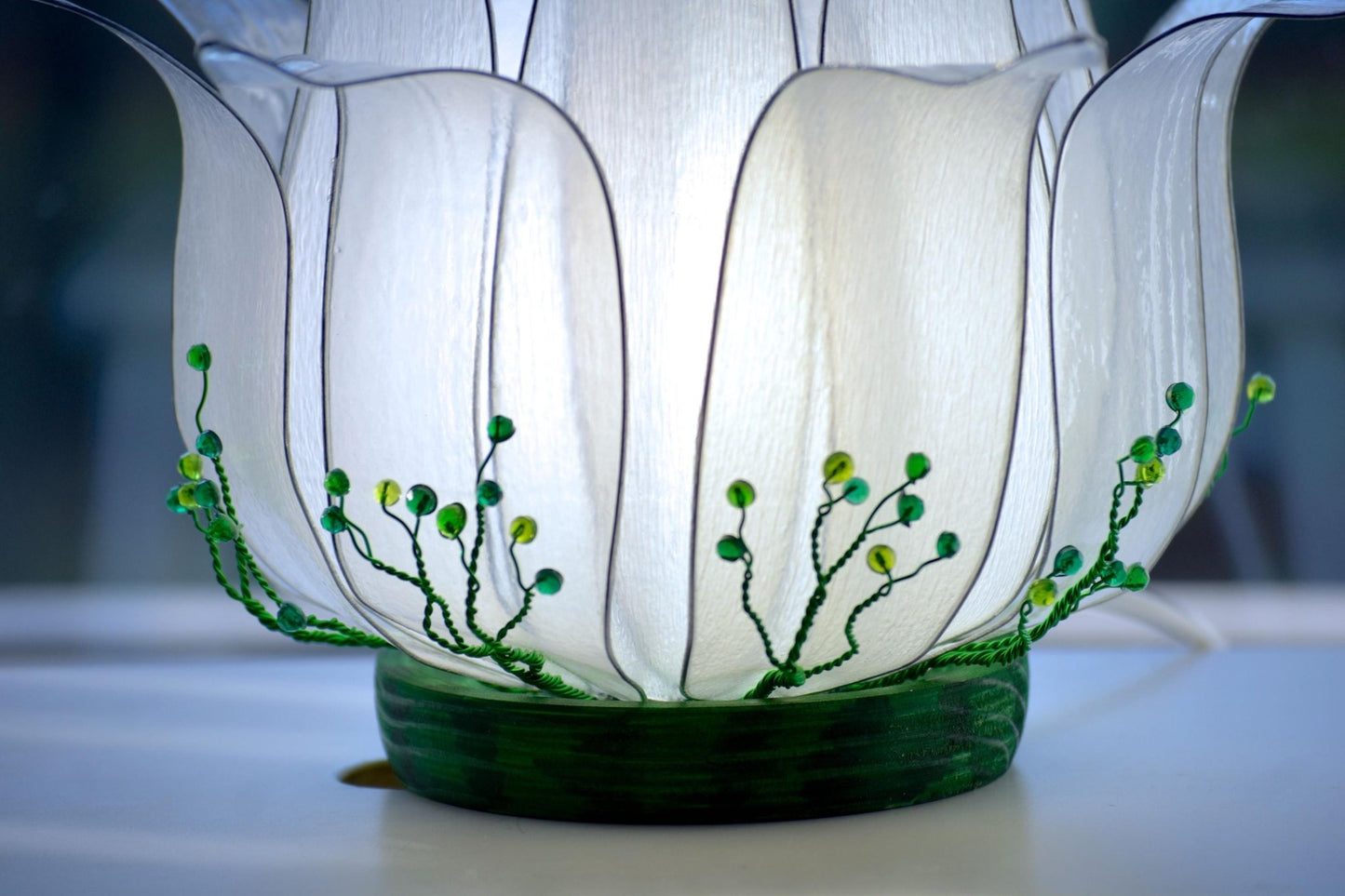 lampada da tavolo a forma di fiore di loto bianco fatta a mano - Fiorediluce