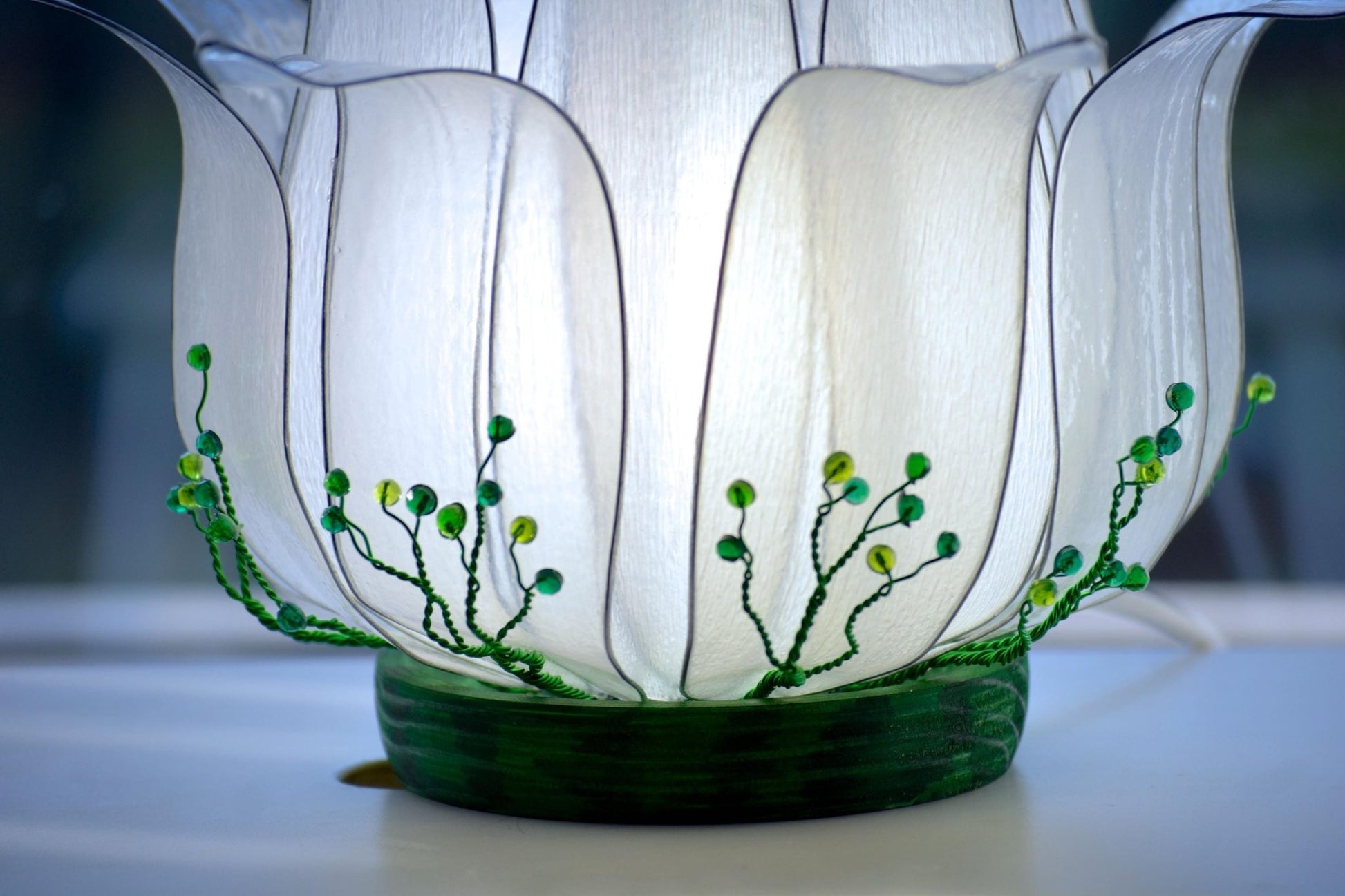 lampada da tavolo a forma di fiore di loto bianco fatta a mano - Fiorediluce