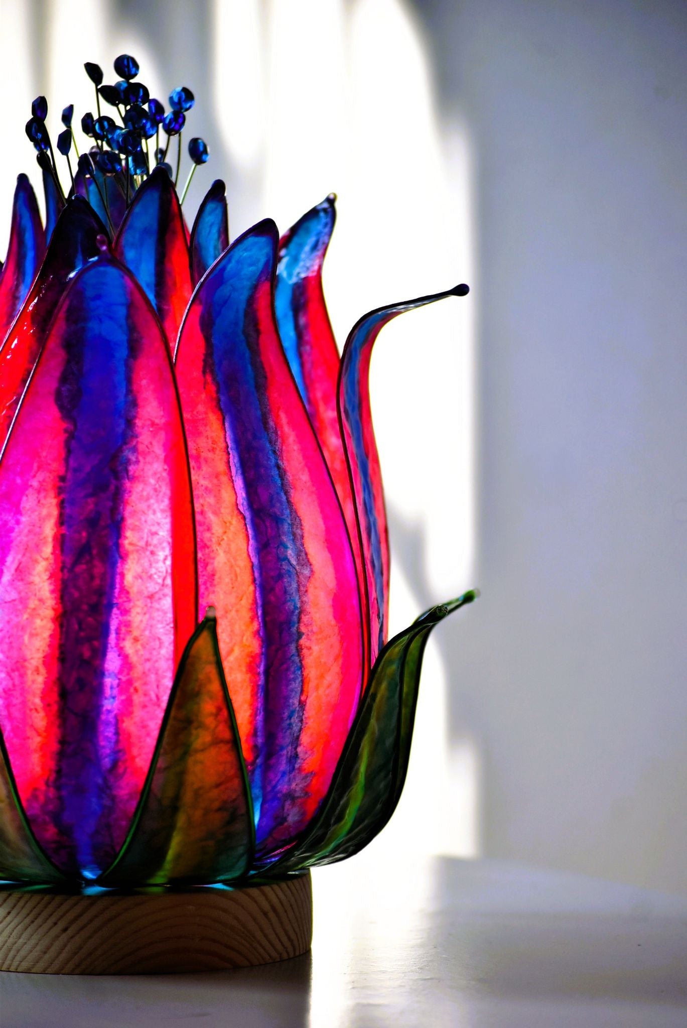 Lampada da tavolo loto blu e rosso fatta e dipinta a mano - Fiorediluce