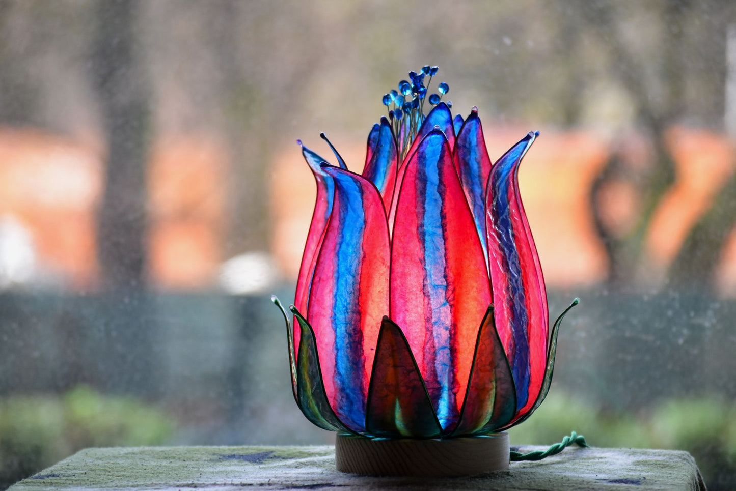 Lampada da tavolo loto blu e rosso fatta e dipinta a mano - Fiorediluce