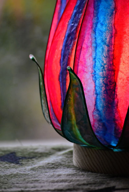 Lampada da tavolo loto blu e rosso fatta e dipinta a mano - Fiorediluce