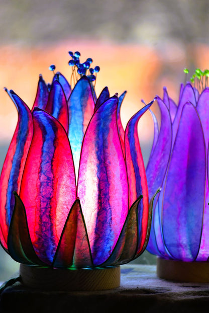 Lampada da tavolo loto blu e rosso fatta e dipinta a mano - Fiorediluce