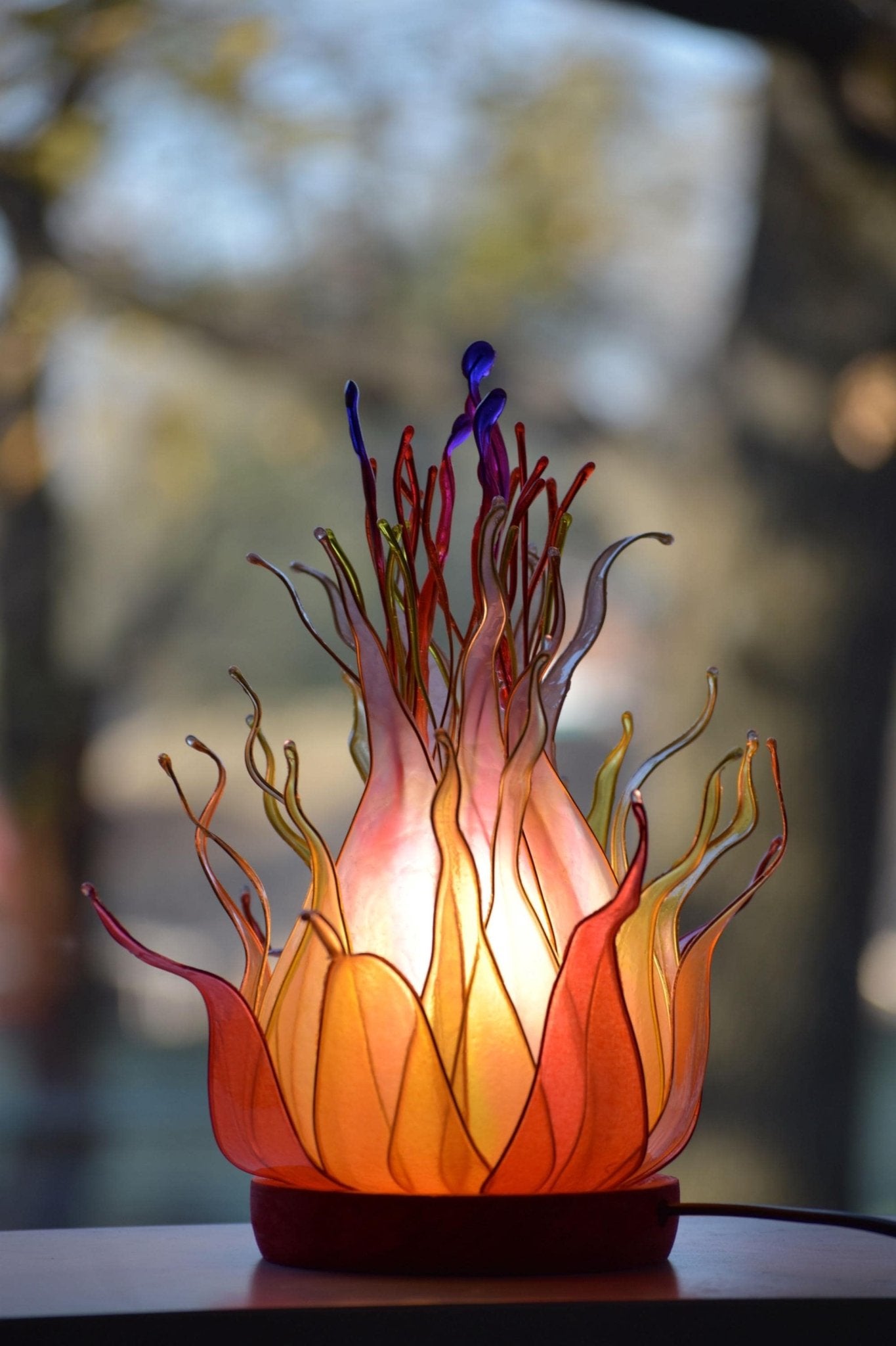 lampada da tavolo arancione fatta e dipinta a mano in resina - Fiorediluce