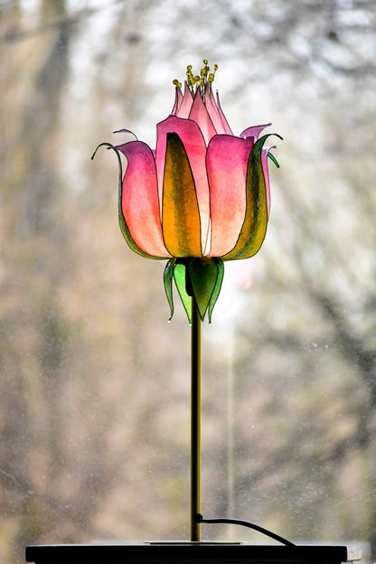 Lampada tavolo con paralume a forma di fiore rosa su stelo di metallo dorato fatta e dipinta a mano - Fiorediluce