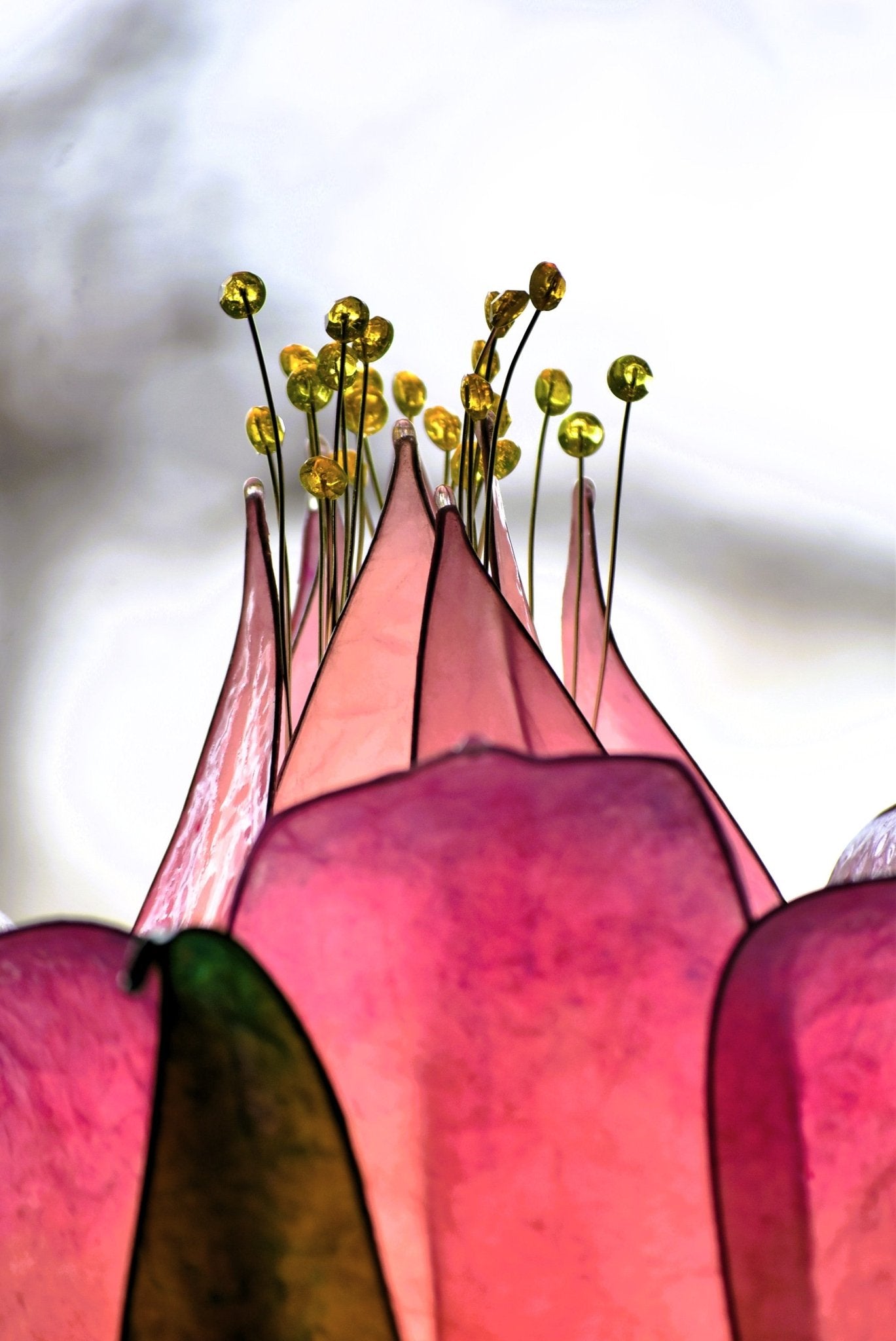 Lampada tavolo con paralume a forma di fiore rosa su stelo di metallo dorato fatta e dipinta a mano - Fiorediluce