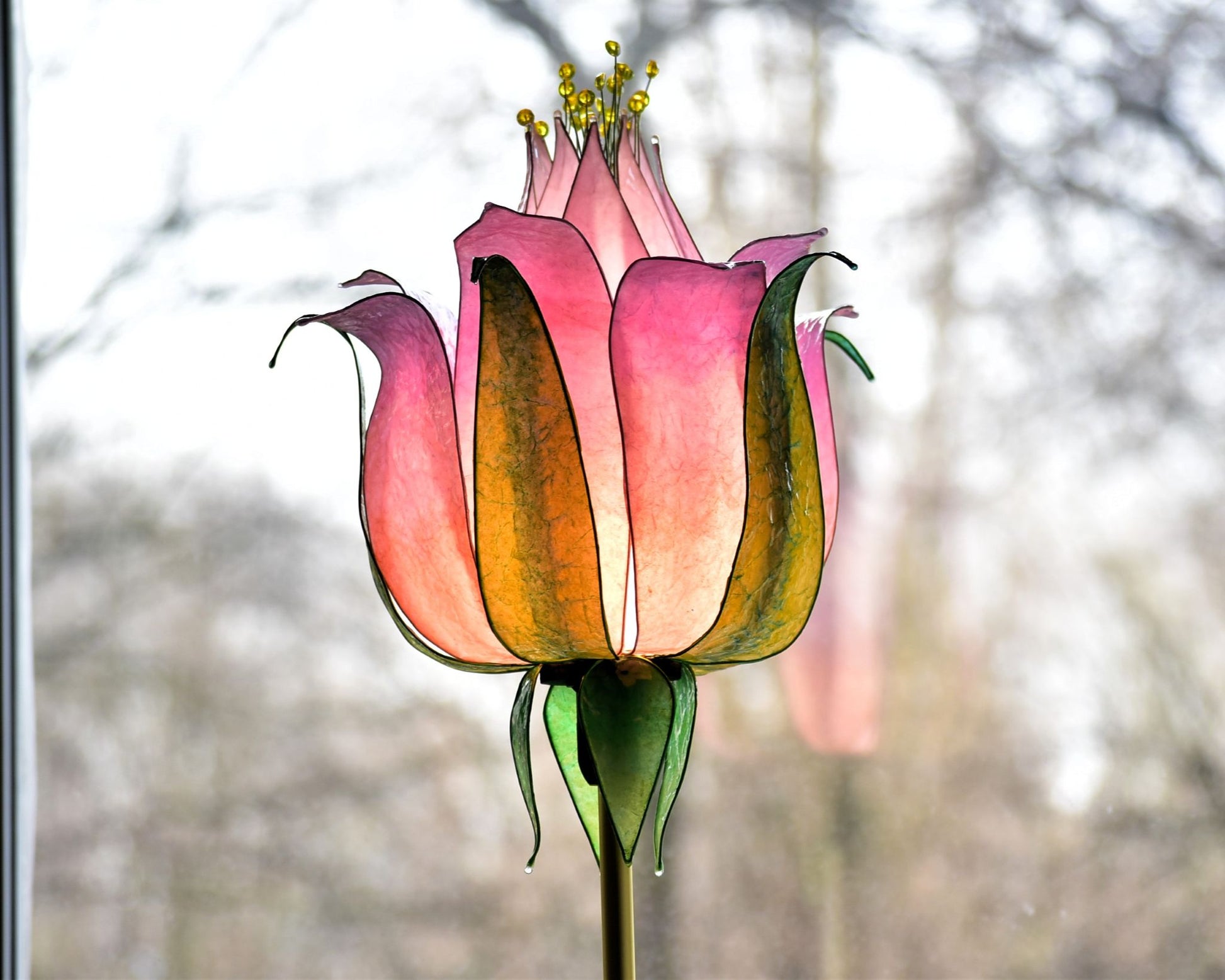 Lampada tavolo con paralume a forma di fiore rosa su stelo di metallo dorato fatta e dipinta a mano - Fiorediluce