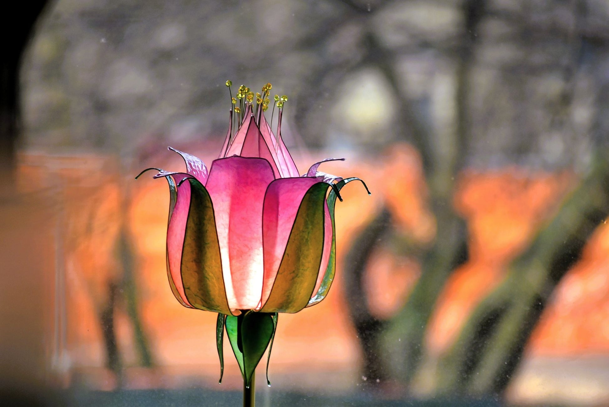 Lampada tavolo con paralume a forma di fiore rosa su stelo di metallo dorato fatta e dipinta a mano - Fiorediluce