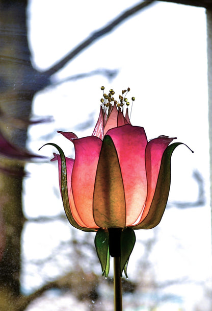 Lampada tavolo con paralume a forma di fiore rosa su stelo di metallo dorato fatta e dipinta a mano - Fiorediluce