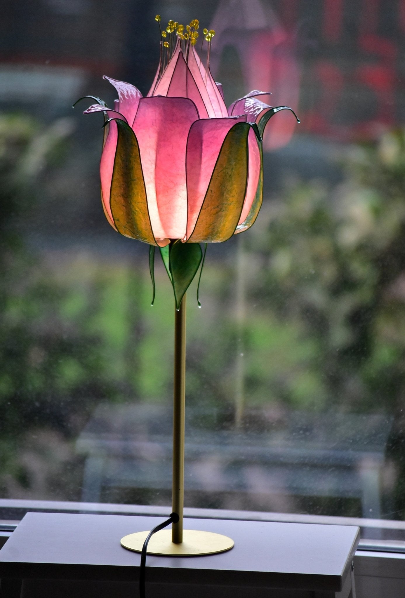 Lampada tavolo con paralume a forma di fiore rosa su stelo di metallo dorato fatta e dipinta a mano - Fiorediluce