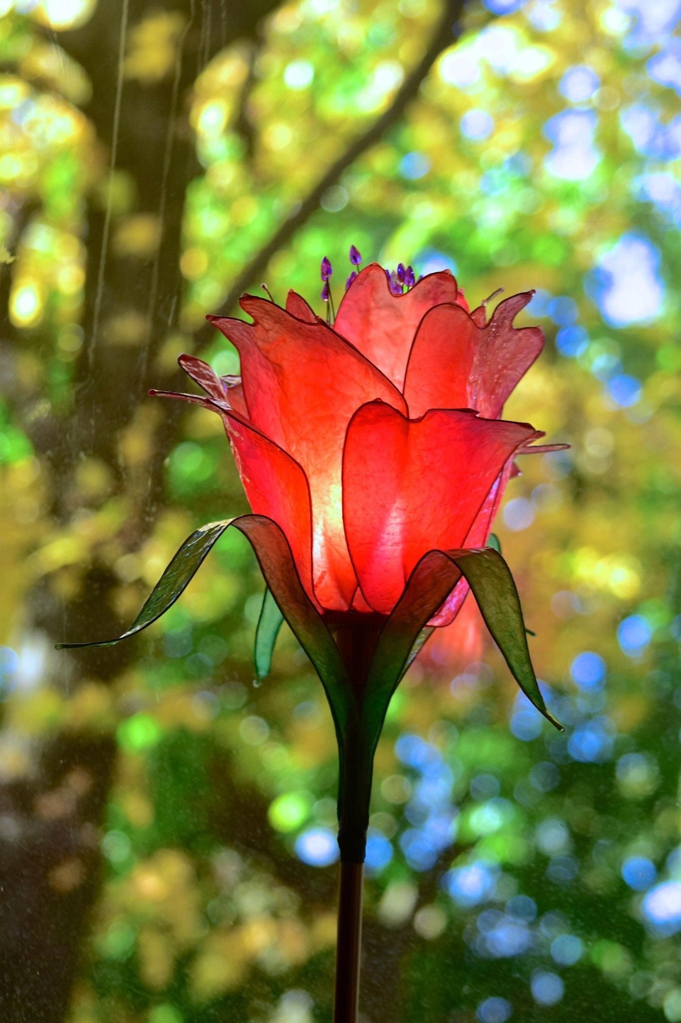 lampada da tavolo fiore rosso: pezzo unico di illuminazione fatto e dipinto a mano - Fiorediluce