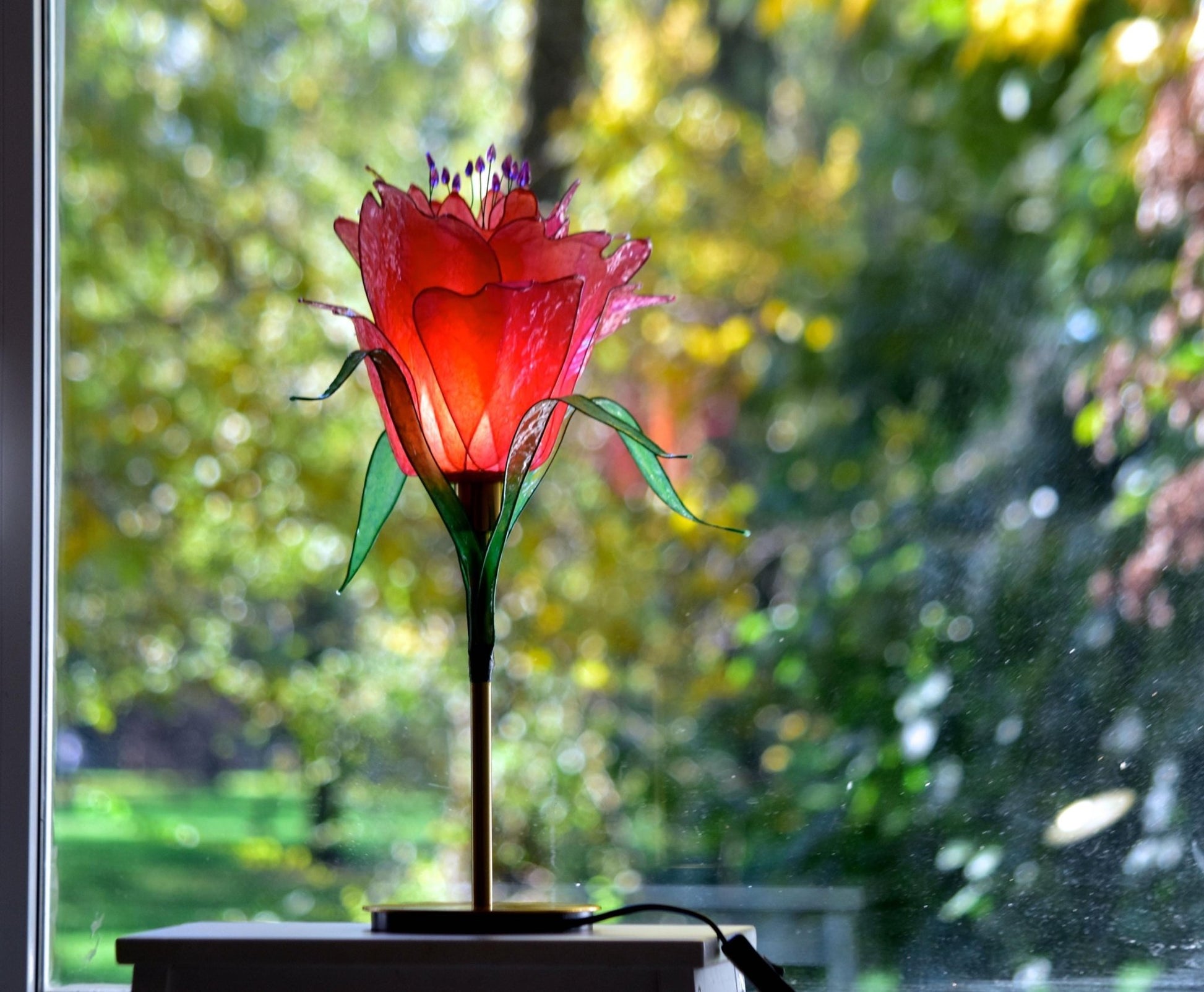 lampada da tavolo fiore rosso: pezzo unico di illuminazione fatto e dipinto a mano - Fiorediluce