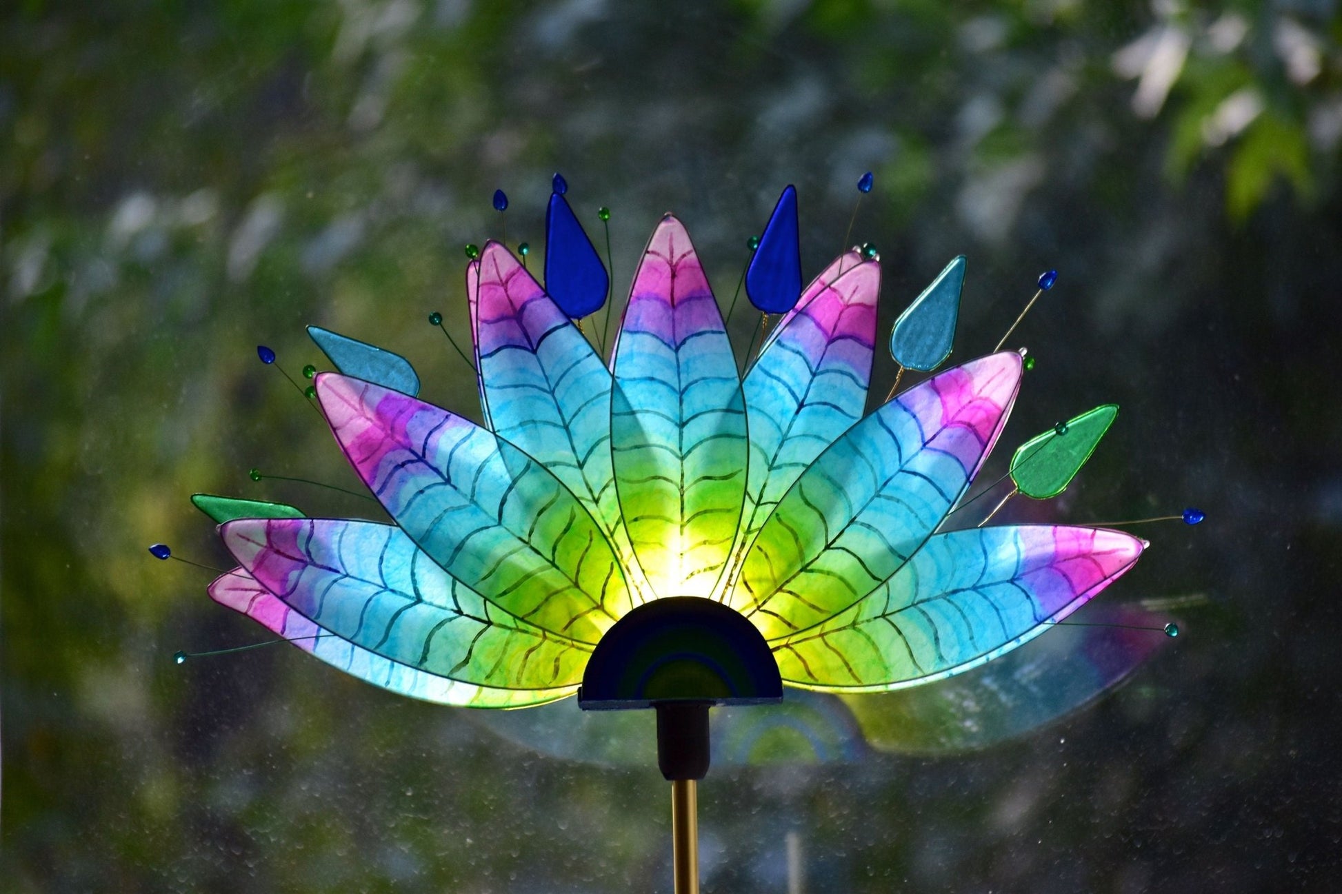 Lampada da tavolo fatta a mano con piume di pavone colorate su stelo dorato - Fiorediluce