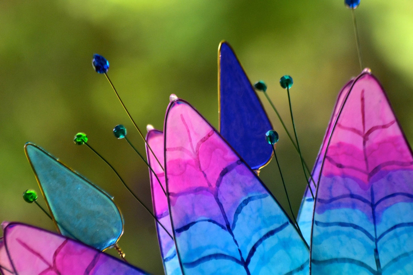 Lampada da tavolo fatta a mano con piume di pavone colorate su stelo dorato - Fiorediluce
