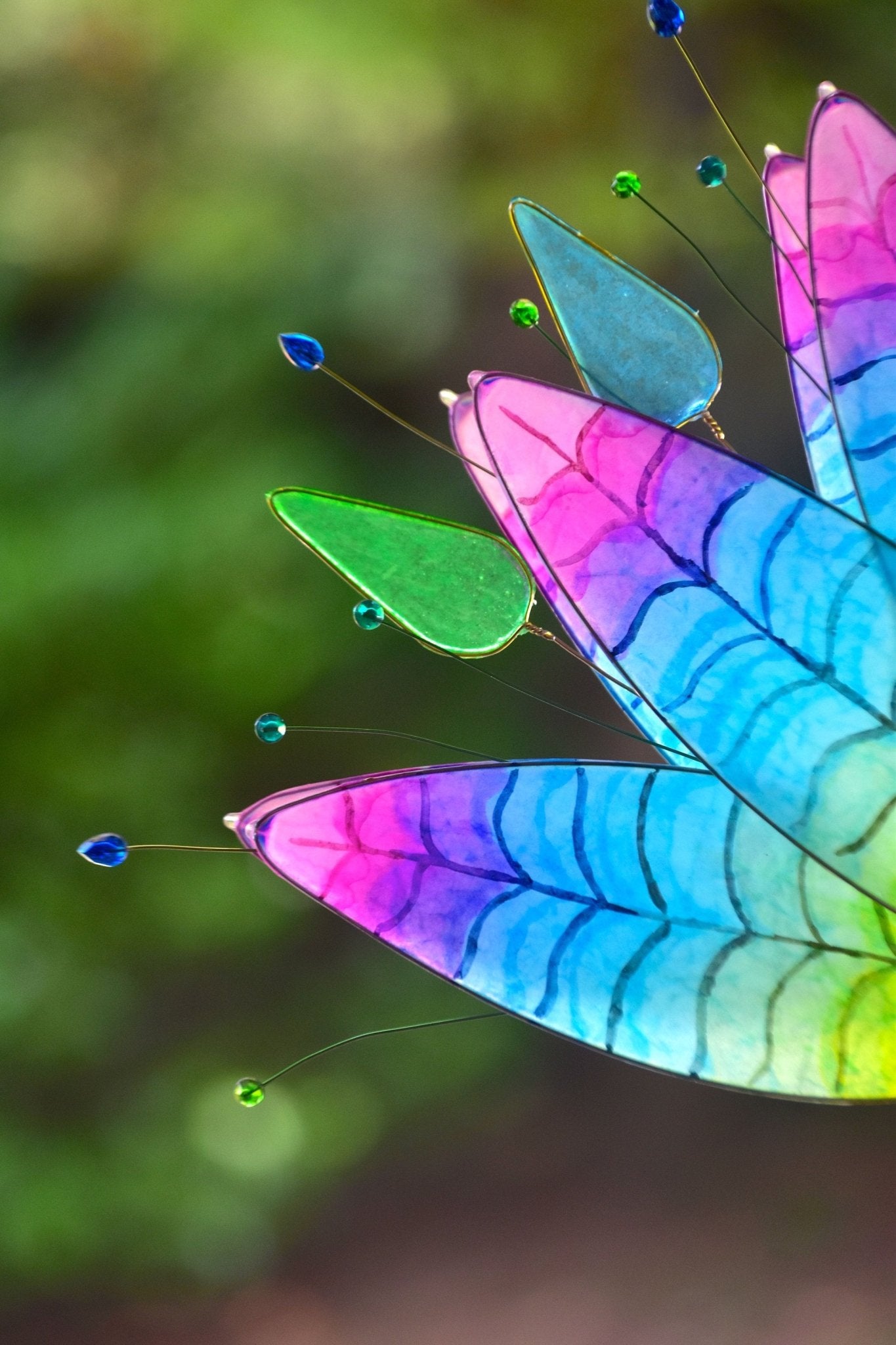 Lampada da tavolo fatta a mano con piume di pavone colorate su stelo dorato - Fiorediluce