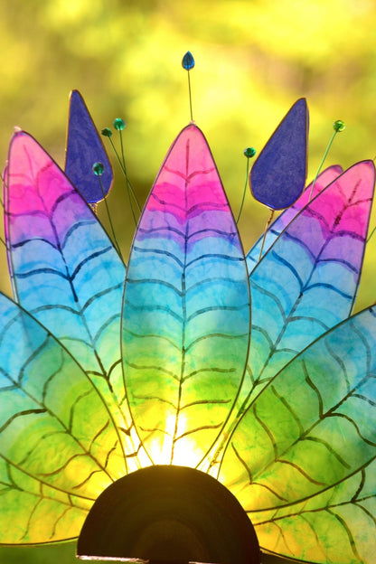 Lampada da tavolo fatta a mano con piume di pavone colorate su stelo dorato - Fiorediluce