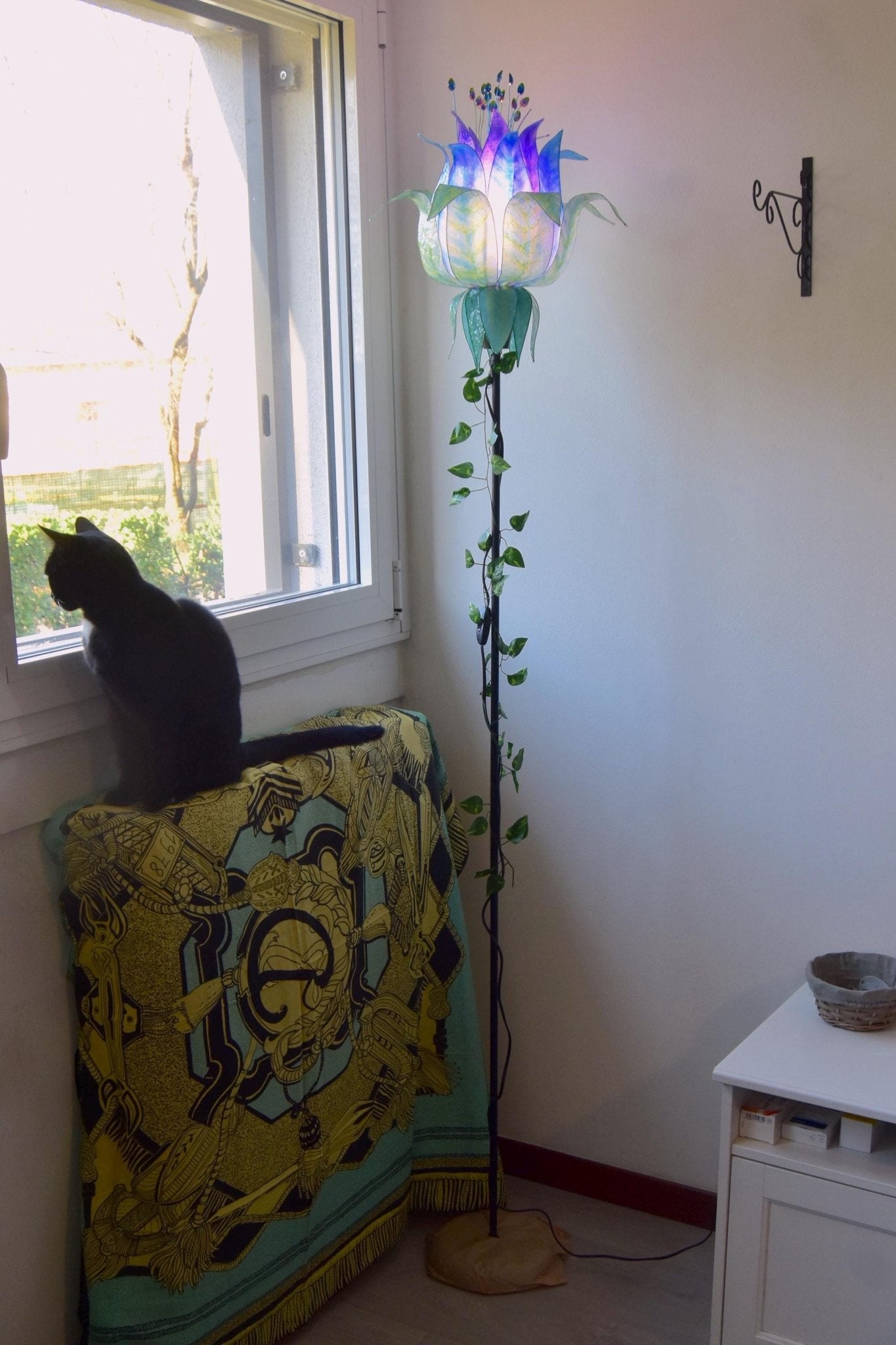 lampada da terra con paralume in resina ispirato alle piume di pavone blu e viola - Fiorediluce