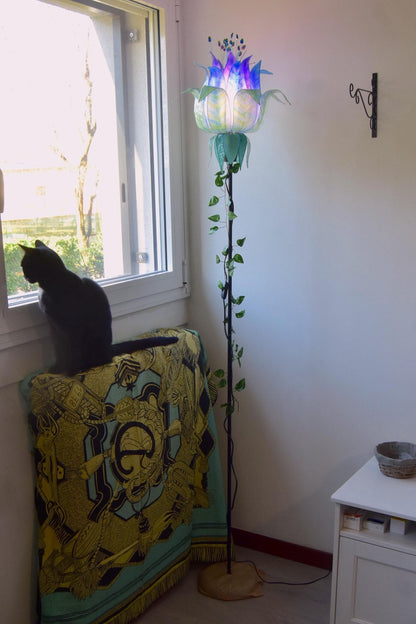 lampada da terra con paralume in resina ispirato alle piume di pavone blu e viola - Fiorediluce