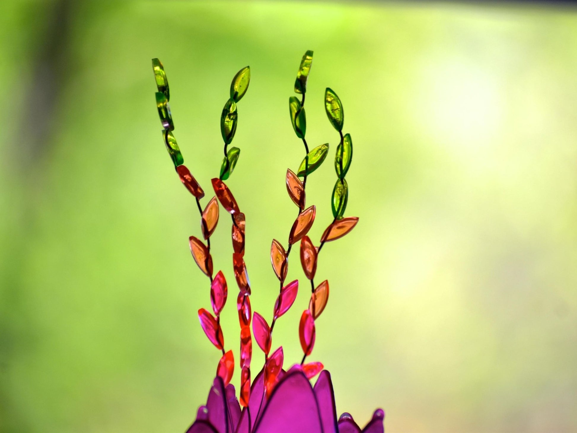 lampada a stelo con paralume in resina: forma di fiore colorato per arredamento ispirato alla natura - Fiorediluce