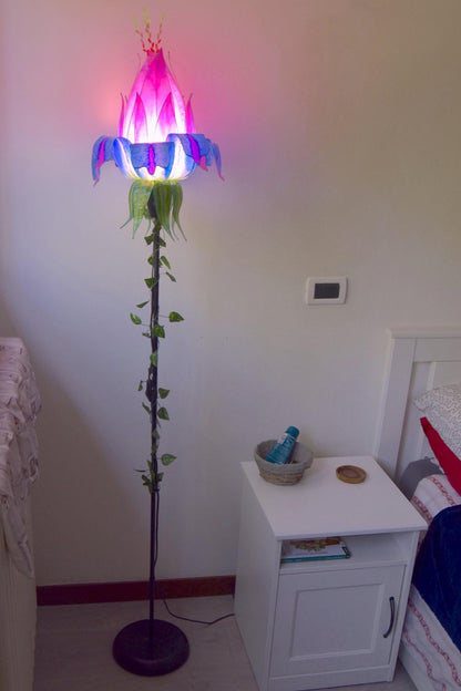 lampada a stelo con paralume in resina: forma di fiore colorato per arredamento ispirato alla natura - Fiorediluce