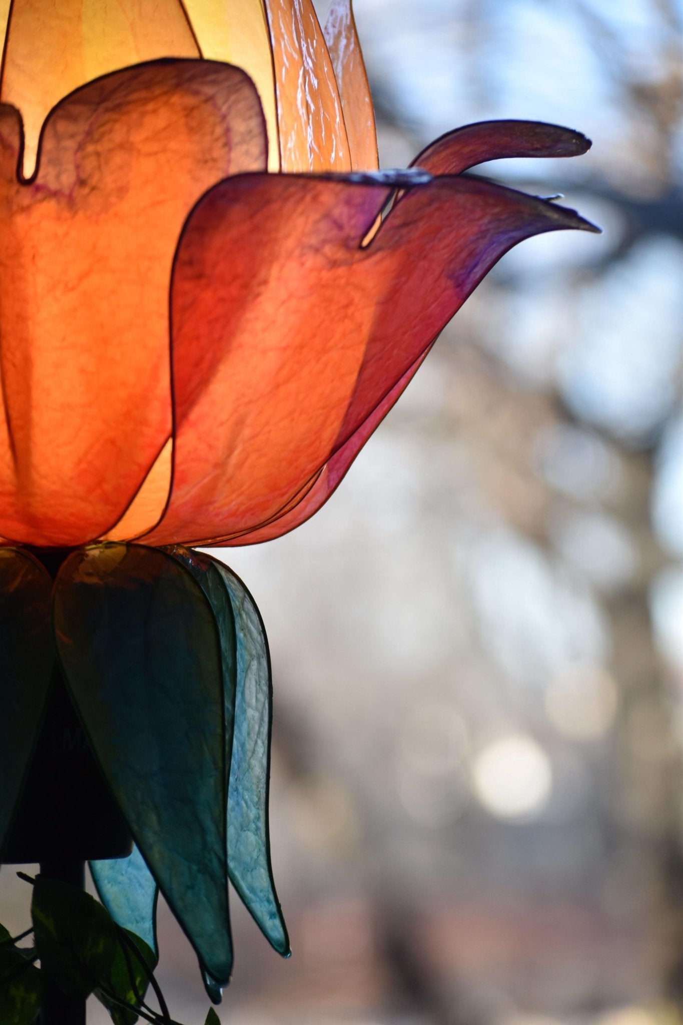 lampada stelo con paralume fiore arancione e giallo fatto e dipinto a mano in resina - Fiorediluce