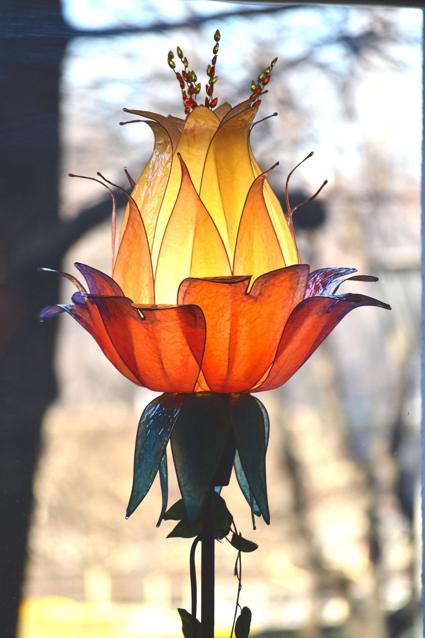 lampada stelo con paralume fiore arancione e giallo fatto e dipinto a mano in resina - Fiorediluce