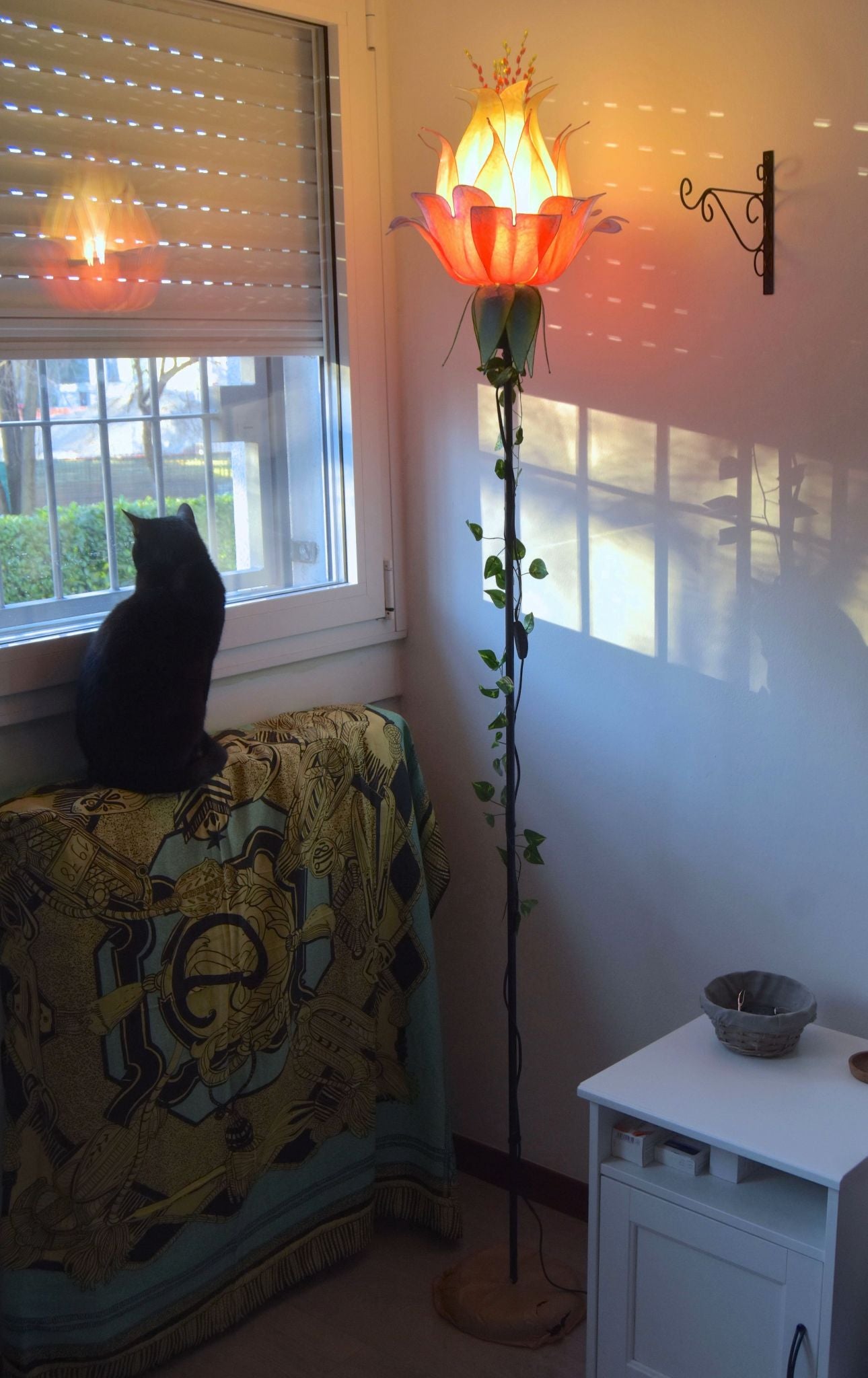 lampada stelo con paralume fiore arancione e giallo fatto e dipinto a mano in resina - Fiorediluce